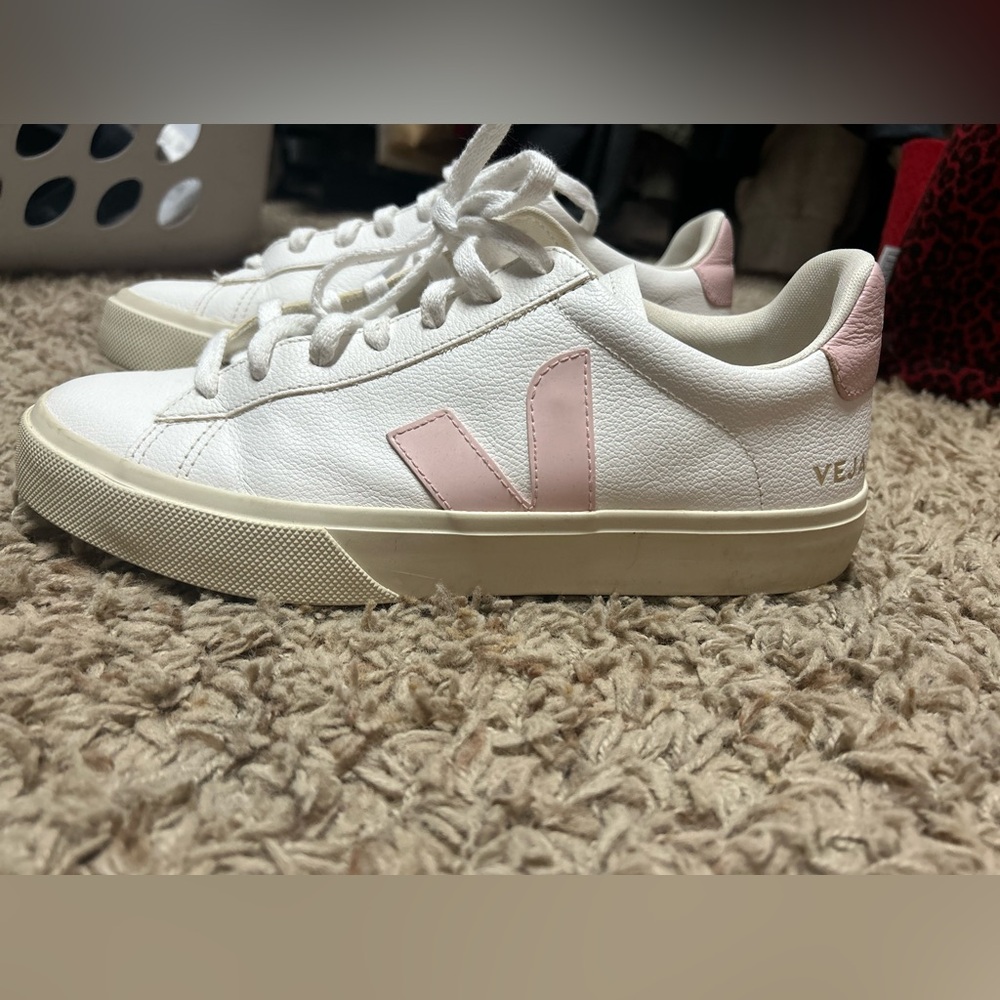 Almost new womens Veja sneakers. Size 10 
Great condition.